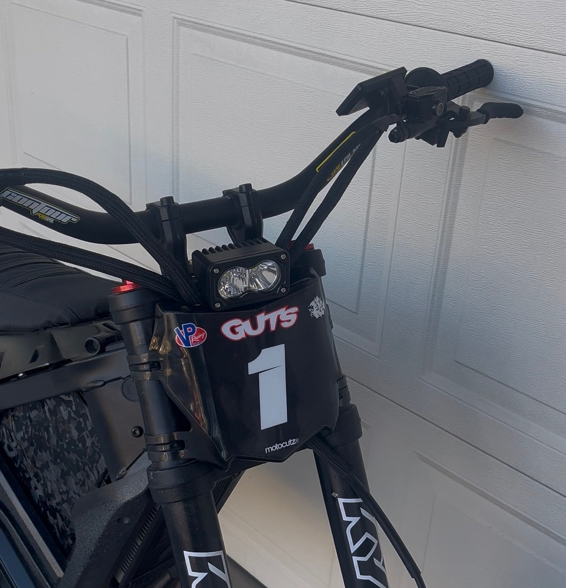 V2 battery powered baja light